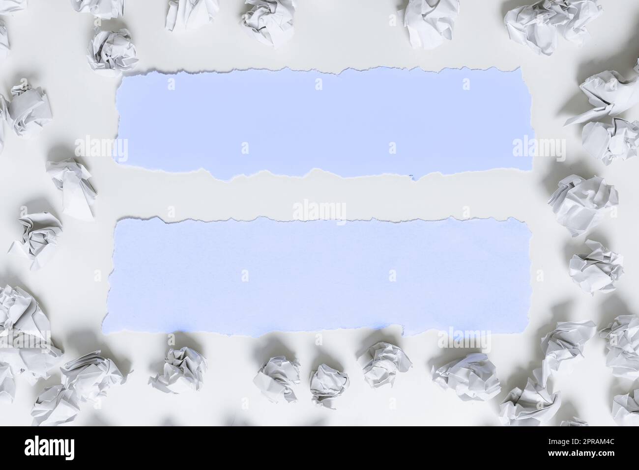Abstraktes, Einfaches Aufreißpapier Mit Hintergrundkonspekten Flatlay-Blatt Präsentiert Einen Weiteren Hintergrundblock Mit Realen Geschichtlich Aufgebrochenen Notizen Hinter Dem Hintergrund Stockfoto
