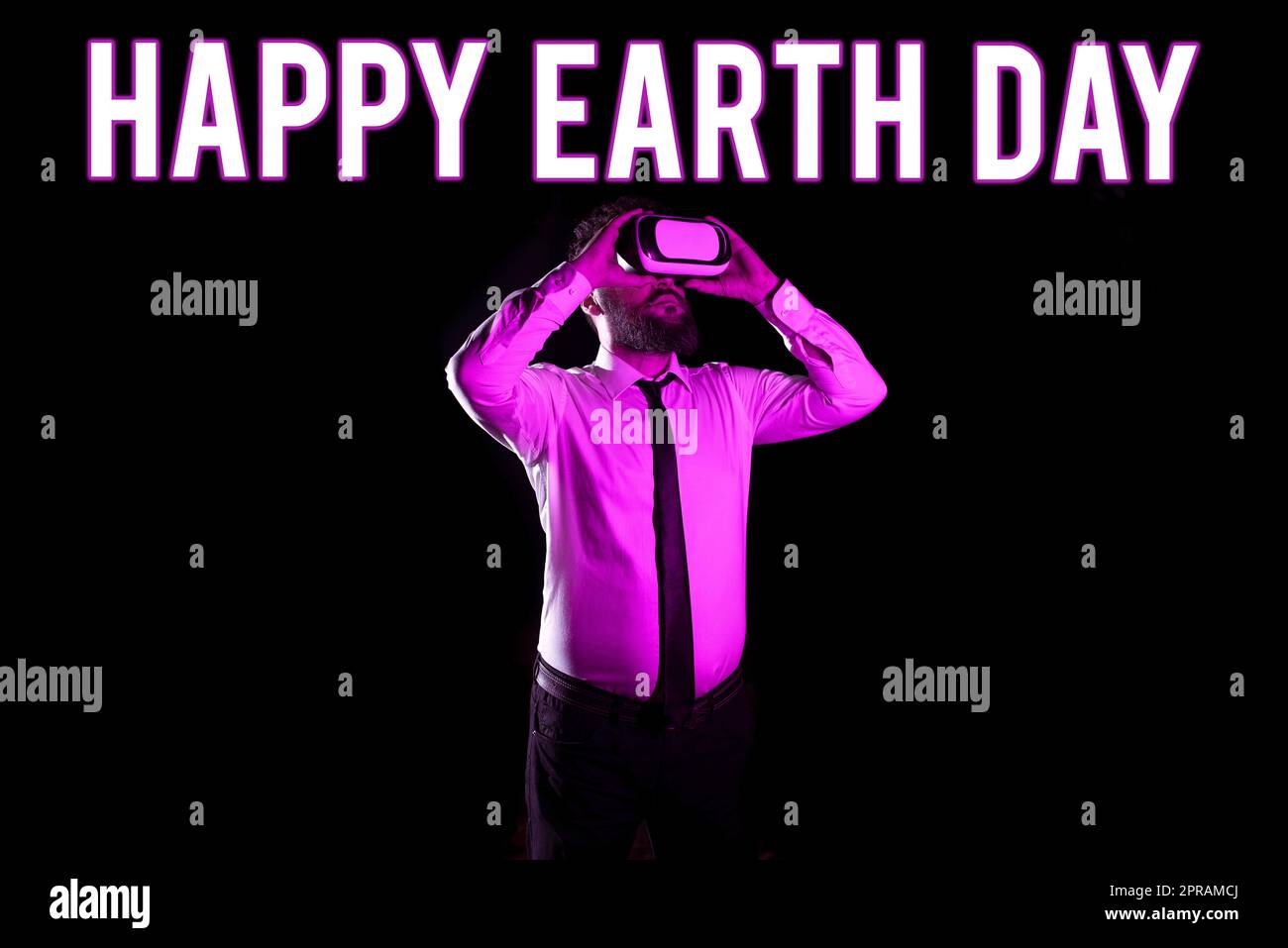 Konzeptüberschrift Happy Earth Day. Internet-Konzept Worldwide Celebration of ecology environment preservation Business man nimmt an Professional Training durch Virtual Reality Brillen Teil. Stockfoto