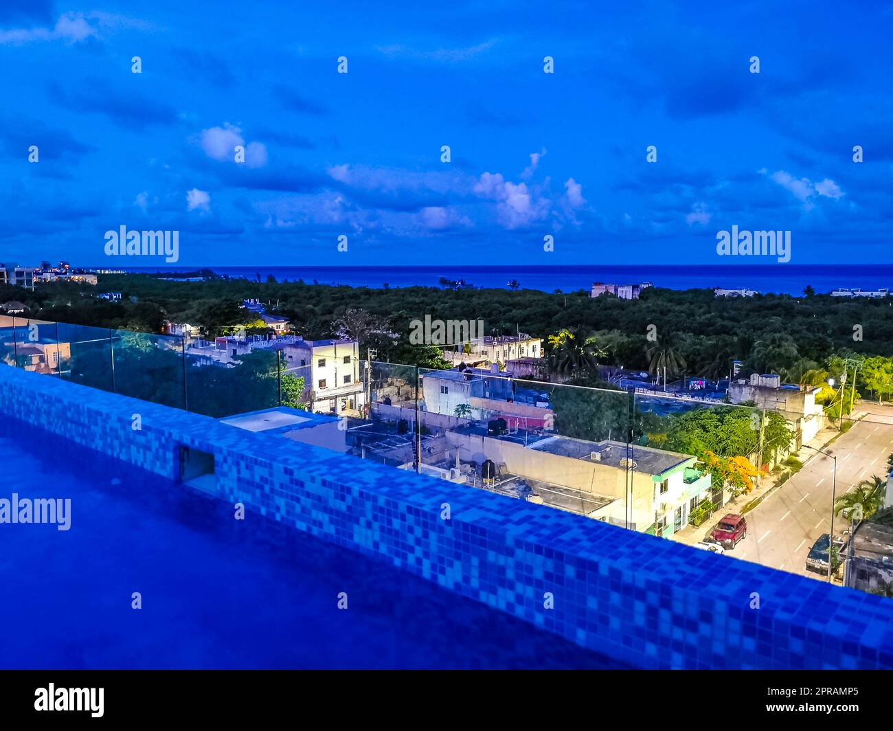 Stadtbild karibischer Ozean Strand bei Nacht Panoramablick auf Playa del Carmen. Stockfoto