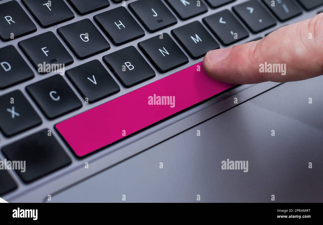 Wichtige Meldung Auf Der Tastatur. Grundlegende Informationen Werden Auf Dem Pc-Schlüssel Angezeigt. Kritische Announcemets Angezeigt. Aktuelle Aktualisierungen Werden In Den Steuerelementen Angezeigt. Stockfoto