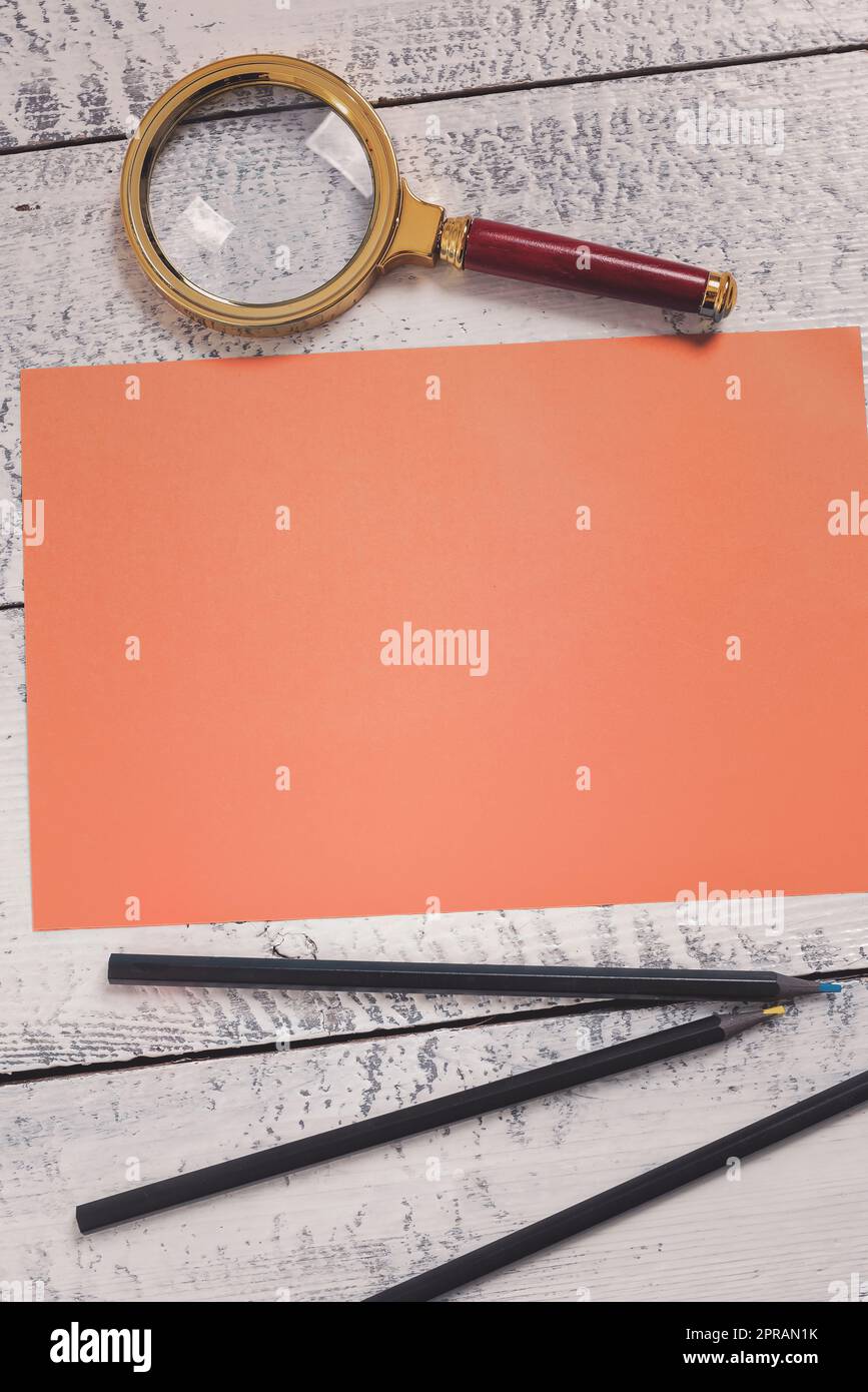 Multiple Assorted Collection Bürobedarf Foto Mit Stiften Notizblöcke Notizblock Lineal Hefter Scheren Clipper Büroklammern Clipboard Über Dem Tisch Platzierte Klemmbretter Stockfoto