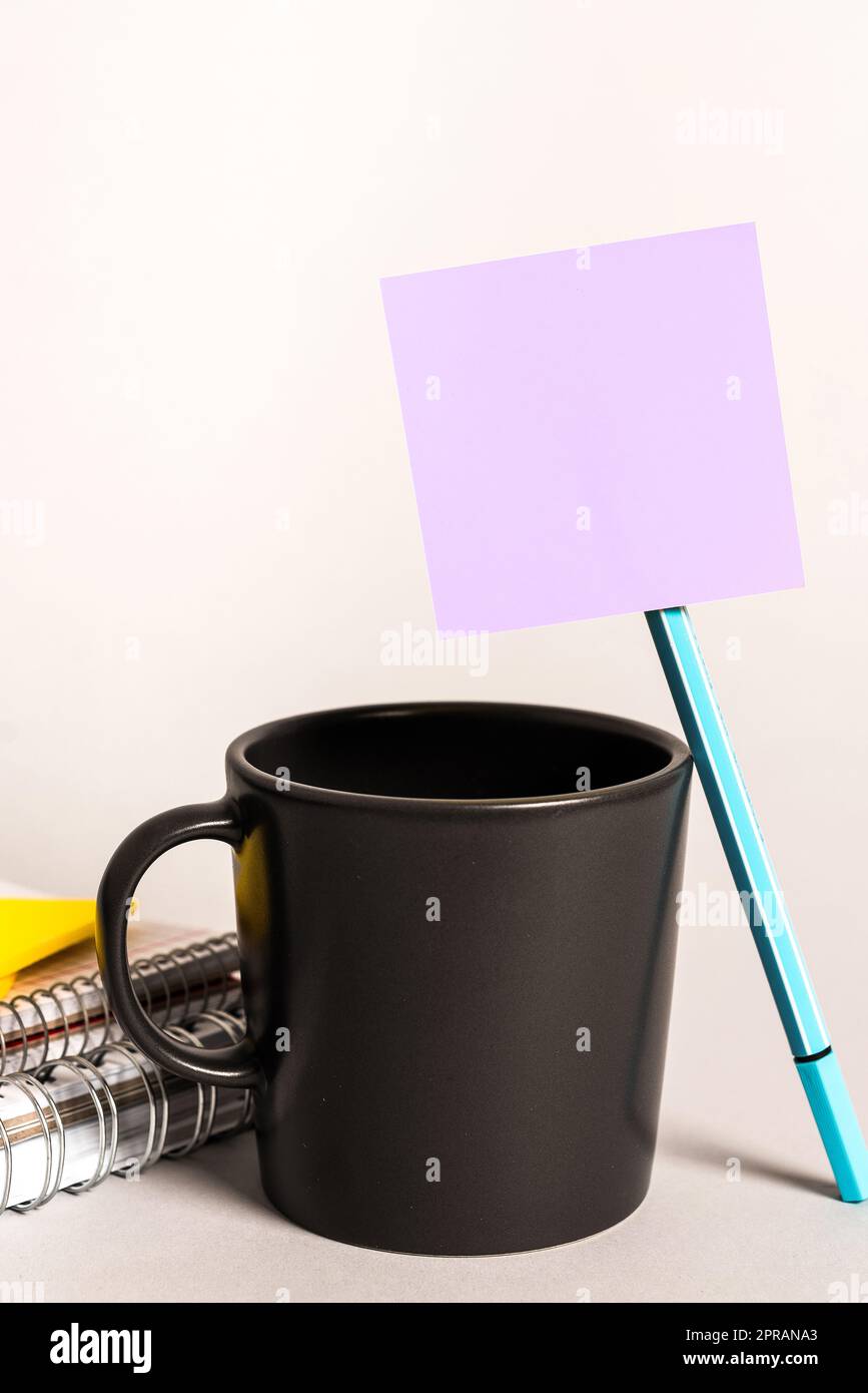 Multiple Assorted Collection Bürobedarf Foto Mit Stiften Notizblöcke Notizblock Lineal Hefter Scheren Clipper Büroklammern Clipboard Über Dem Tisch Platzierte Klemmbretter Stockfoto