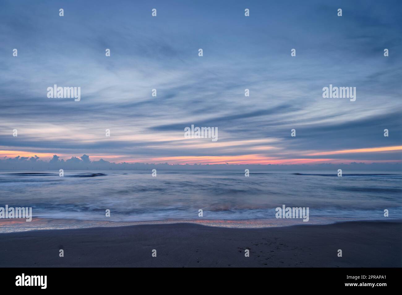 Das Meer nach Sonnenuntergang. Lange Belichtung. North Holland Dune Reserve, Egmond aan Zee, Niederlande. Stockfoto