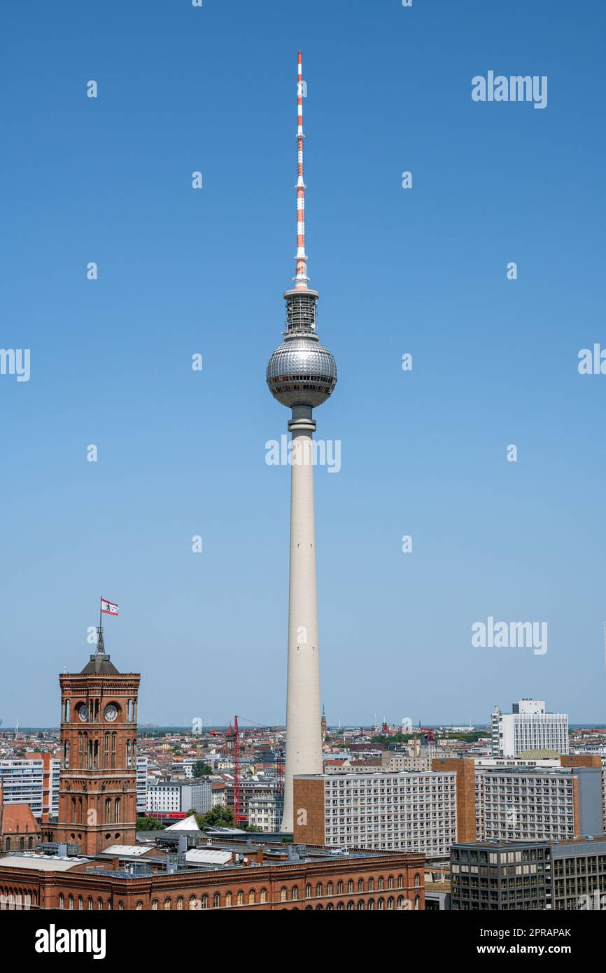 Der berühmte Fernsehturm und das rote Rathaus in Berlin an einem sonnigen Tag Stockfoto