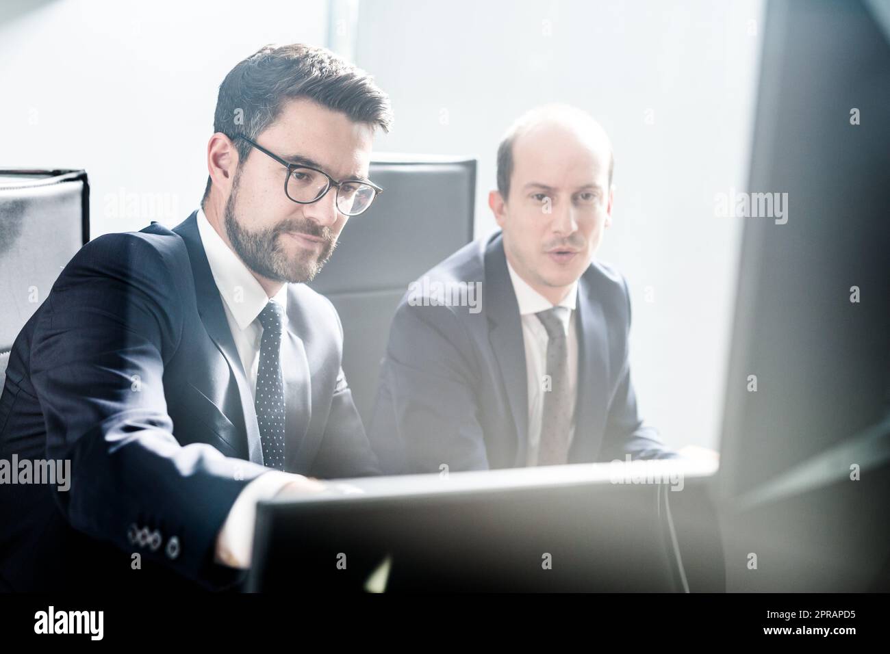 Business Team Analyse von Daten bei geschäftlichen Treffen in modernen Corporate Office. Stockfoto