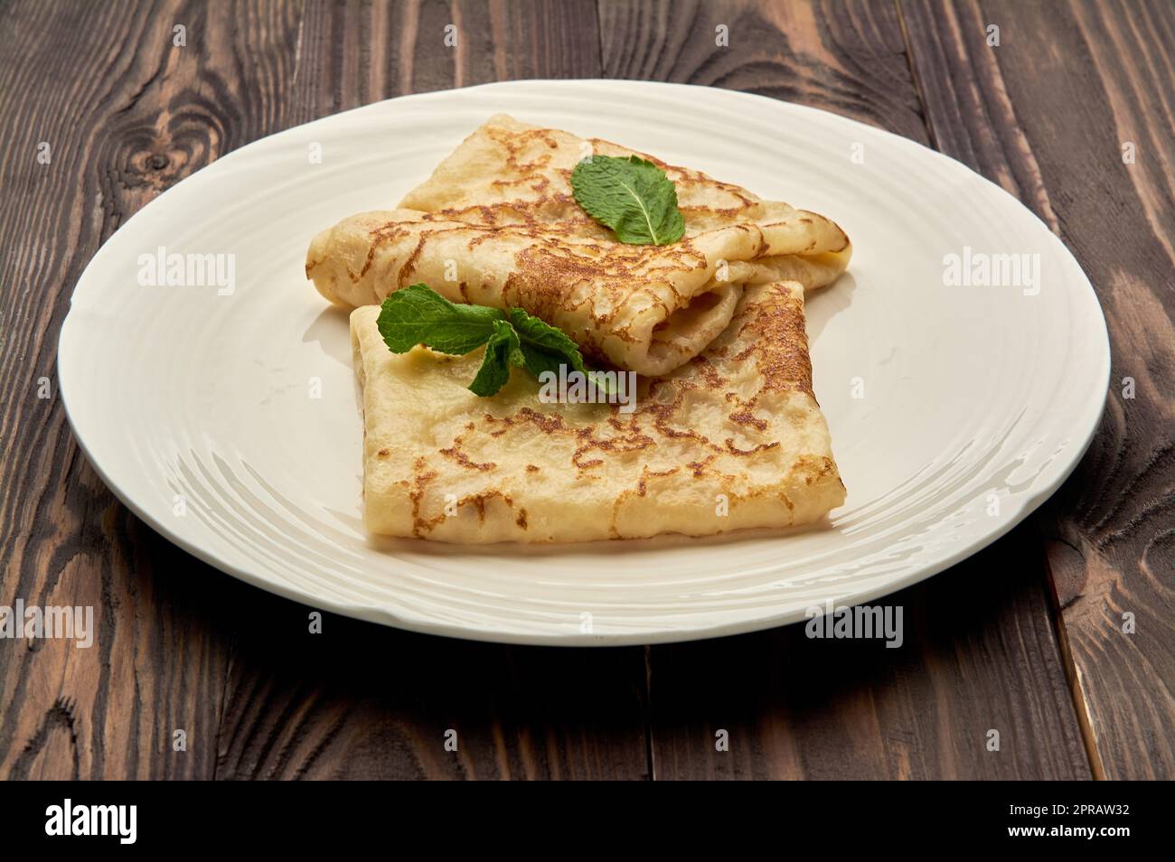 Köstliche saftige Pfannkuchen liegen auf einem weißen Teller Stockfoto