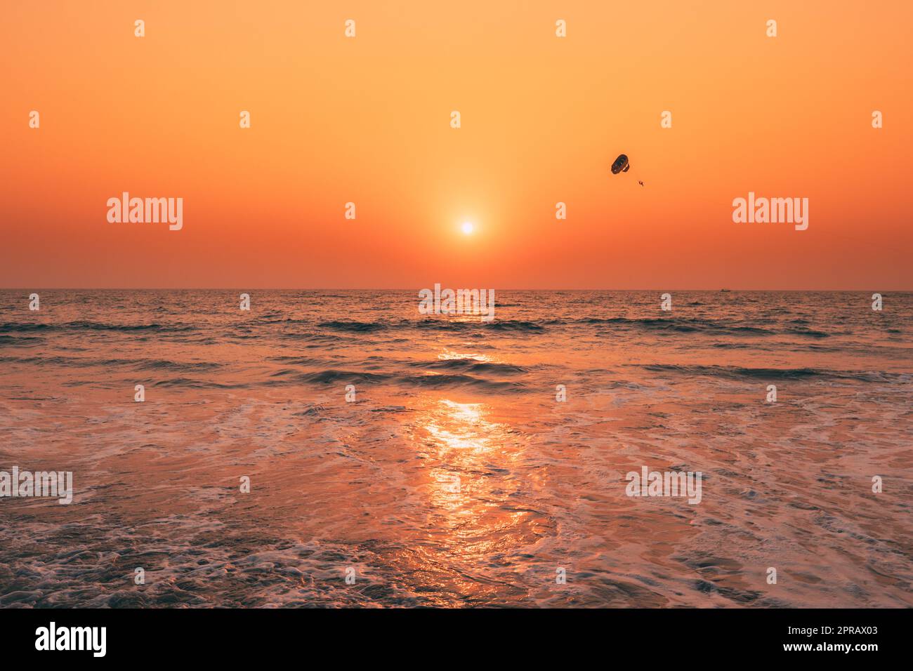 Sonnenuntergang Sonne Über Meer. Natürlicher Sonnenaufgang Himmel Warme Farben Über Dem Wellenmeer. Ocean Water Schaum Waschen Sandstrand Bei Sonnenuntergang Stockfoto