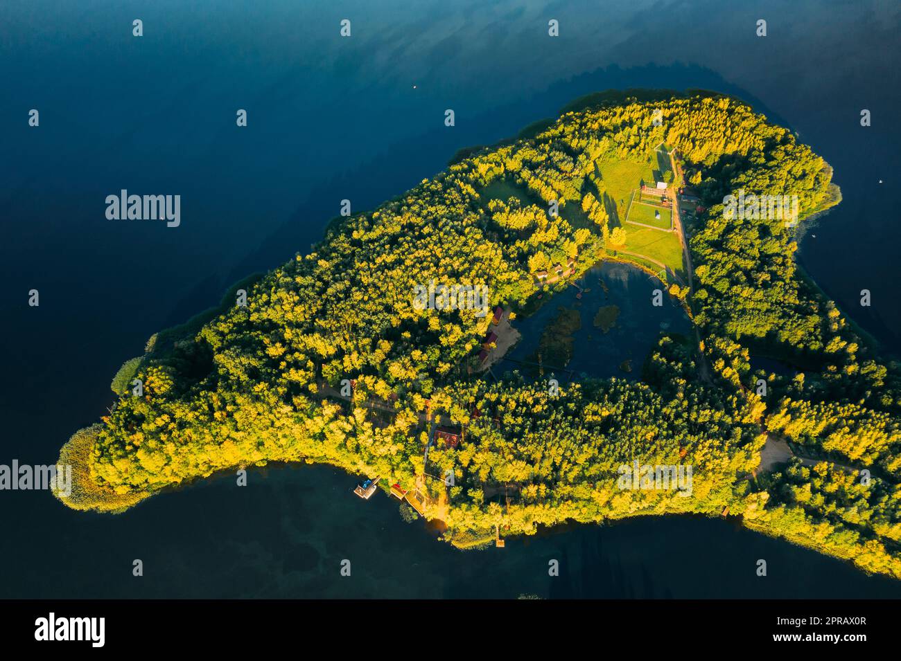 Novoe Lyadno, Bezirk Beloozerny, Region Witebsk, Belarus. Blick Aus Der Vogelperspektive Auf Den Tourist Complex Pension Lode Am Sommersonntag. Resort Auf Der Insel Belarus In Pension Lode. Blick Von Oben Auf Die Europäische Natur Von High Attitude Im Sommer. Blick aus der Vogelperspektive auf den Lepel Lake. Stockfoto