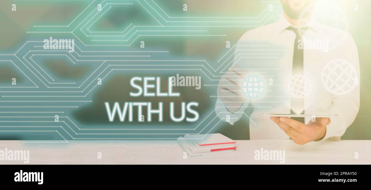Handschrift-Schild "Sell With US". Business Showcase Online-Verkaufsplattform auf der Suche nach dem Verkäufer Electronic Commerce Business Business Holding Tablet und Präsentation von Gratismeldungen im Büro. Stockfoto