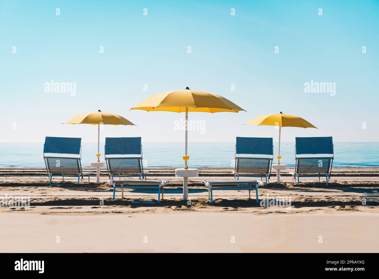 Idyllischer Strand mit Sonnenschirm und Sonnenliege an der Adria in Italien, Europa im Sommer. Stockfoto