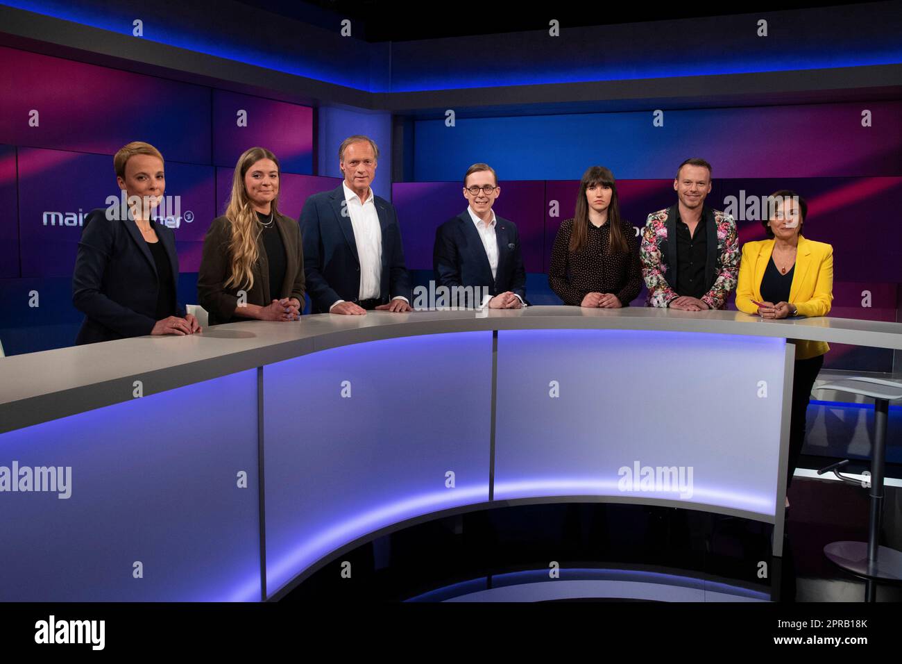 Köln, Deutschland. 26. April 2023. Von links: Hannah BETHKE, Journalist, Rahel KLEIN, Journalist, Gerhard DELLING, Sportmoderator, Fernsehmoderator, Philipp AMTHOR, Politiker, CDU, Carla HINRICHS, Sprecherin der letzten Generation, Christian EHRLICH. Tierfilmmacher Sandra MAISCHBERGER, Moderatorin, "Maischberger", Talkshow, WDR/ARD, 26. April 2023. Kredit: dpa/Alamy Live News Stockfoto