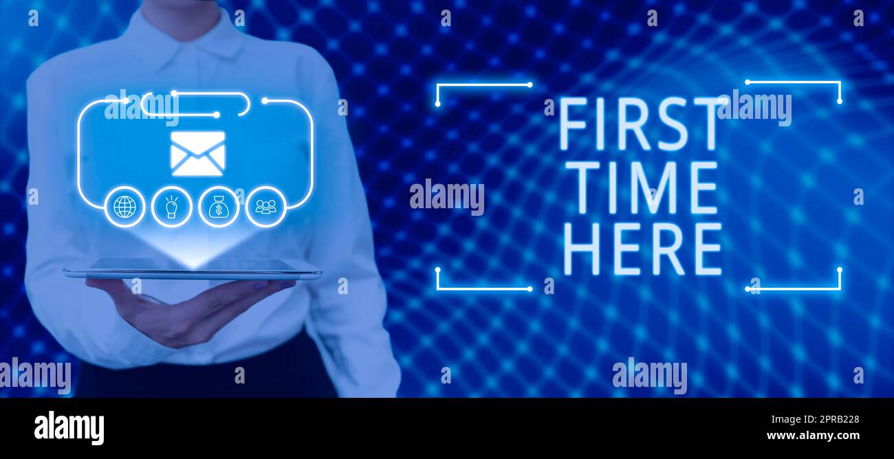 Konzeptionelle Beschriftung zum ersten Mal hier. Business Concept war noch nie an diesem Ort, um neue Frauen mit Tablet-PC mit futuristischem Rahmen und grausamen Botschaften zu behandeln. Stockfoto