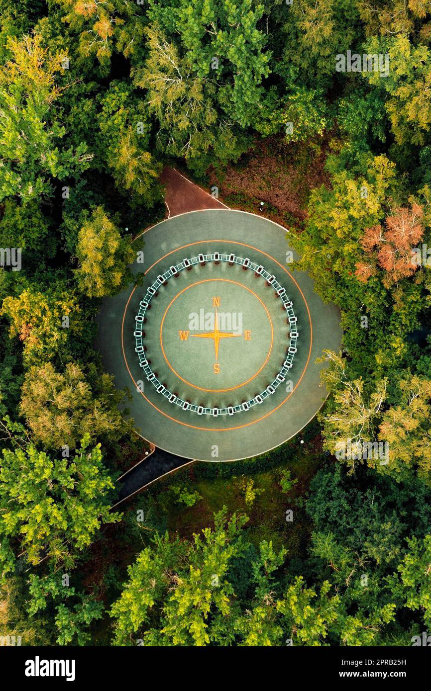 Draufsicht auf das Rose of Wind-Schild im Stadtpark Stockfoto