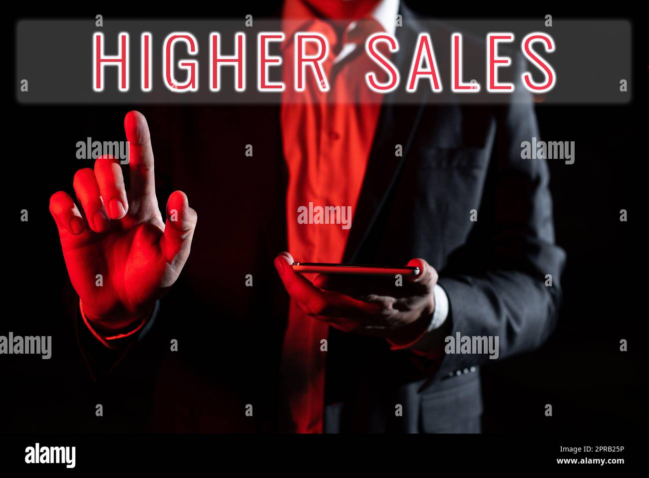 Konzeptionelle Anzeige höherer Umsatz. Unternehmensübersicht die durchschnittlich verkauften Produkte und Dienstleistungen eines Unternehmens sind gewachsen und man Holding Tablet und zeigen mit einem Finger auf wichtige Nachrichten Stockfoto