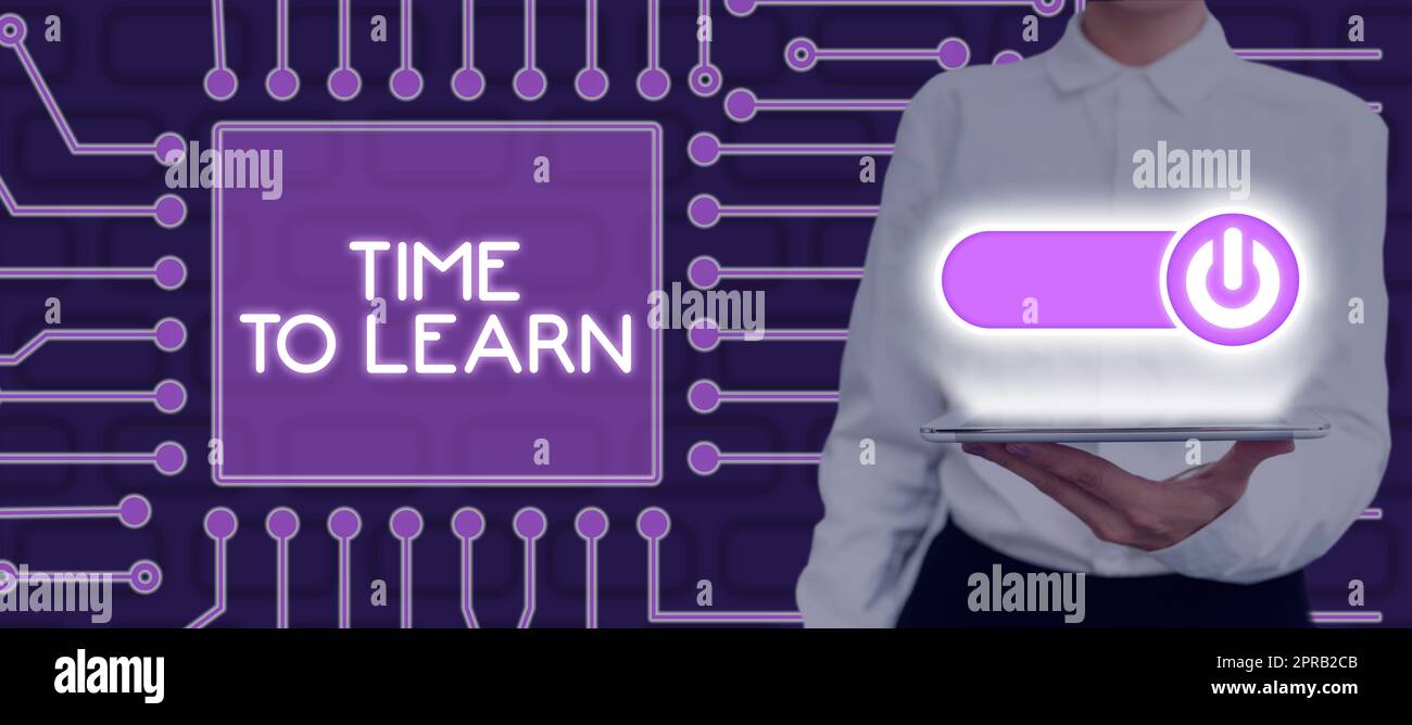 Handschrift Text Zeit zum Lernen. Unternehmensübersicht Erhalten Sie neue Kenntnisse oder Fertigkeiten Ausbildung oder berufliche Weiterentwicklung Frau hält Tablet mit ein-/aus-Taste und erhält wichtige Daten. Stockfoto