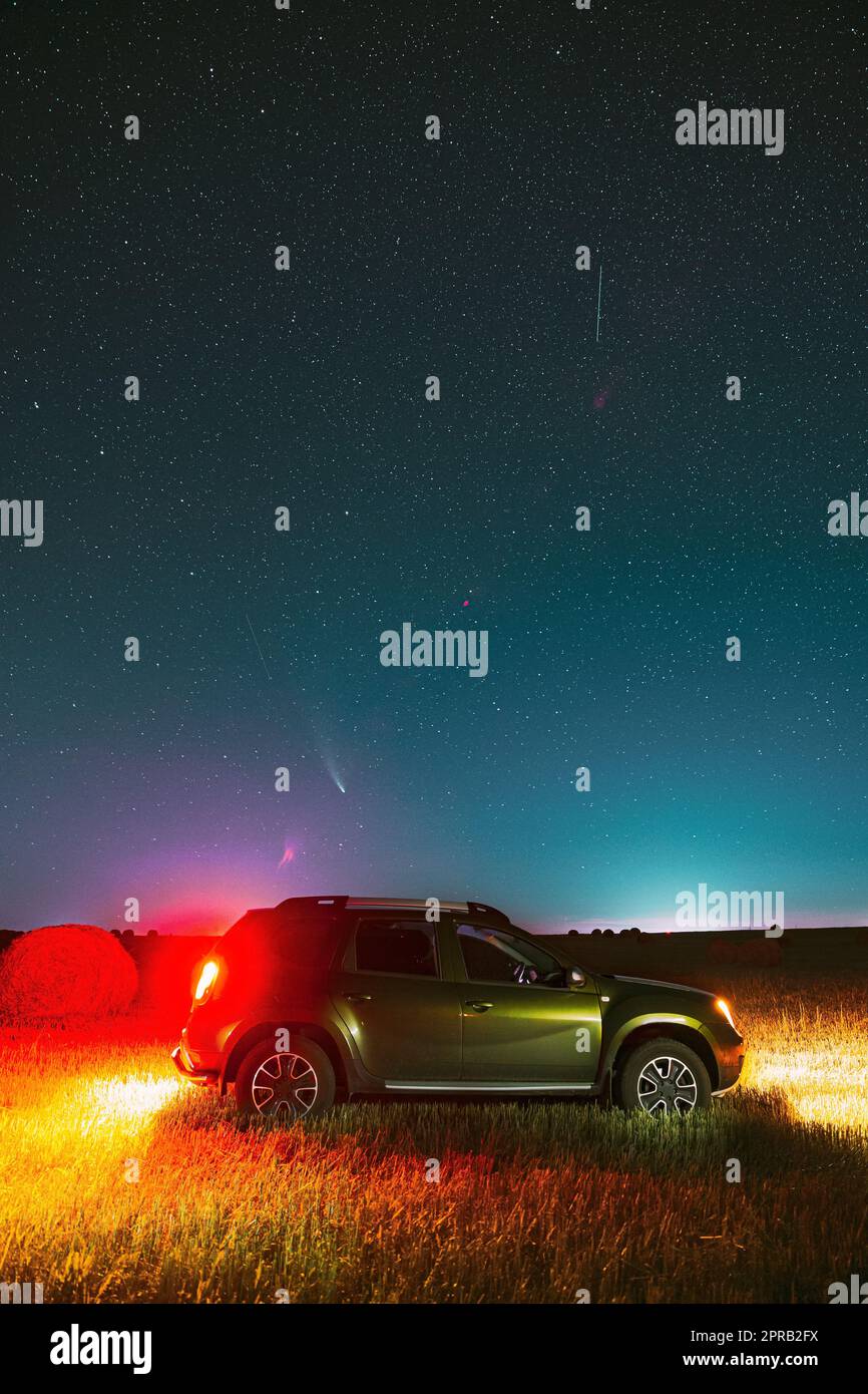 Comet Neowise C/2020 F3 in Night Starry Sky über Auto-SUV in Summer Agricultural Field Landscape Stockfoto