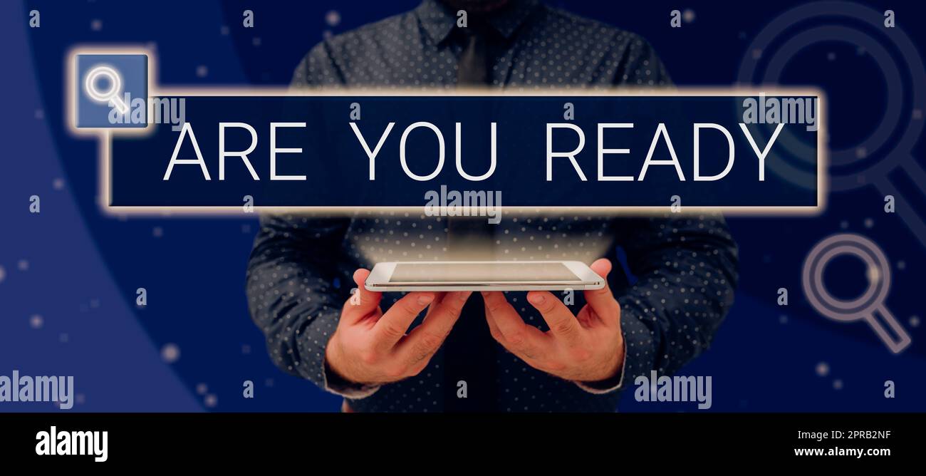 Text, der Inspiration zeigt, bist du bereit? Geschäftsansatz Wachsamkeit Vorsorge Dringlichkeitsspiel Beeilen Sie sich, Wide Awake man hält Ein Tablet und projiziert Eine Kamera, die kreative Fotografie zeigt. Stockfoto