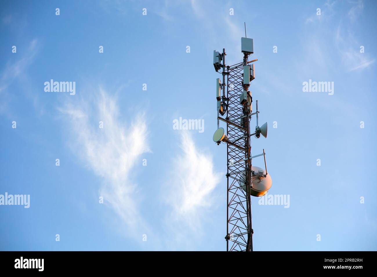5G-Technologie Drahtloser Kommunikationsturm Smartphone sendet Internetverbindung Stockfoto