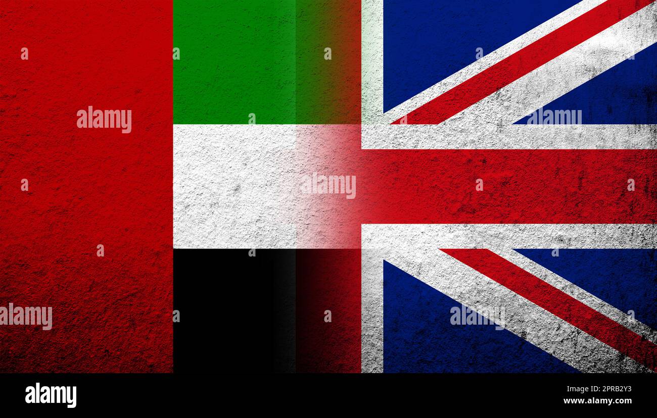 Nationalflagge von Großbritannien (Großbritannien) Union Jack mit Nationalflagge der Vereinigten Arabischen Emirate. Grungen Hintergrund Stockfoto