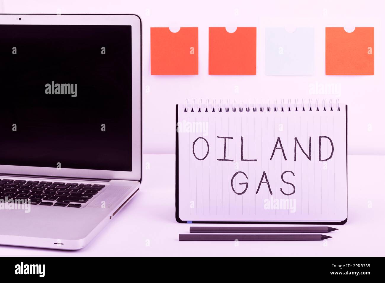 Konzeptionelle Überschrift Öl und Gas. Geschäftsidee Exploration Extraktion Verfeinerung Marketing Erdölprodukte wichtige Mitteilungen auf Notebooks und Laptops am Schreibtisch mit Bürobedarf. Stockfoto