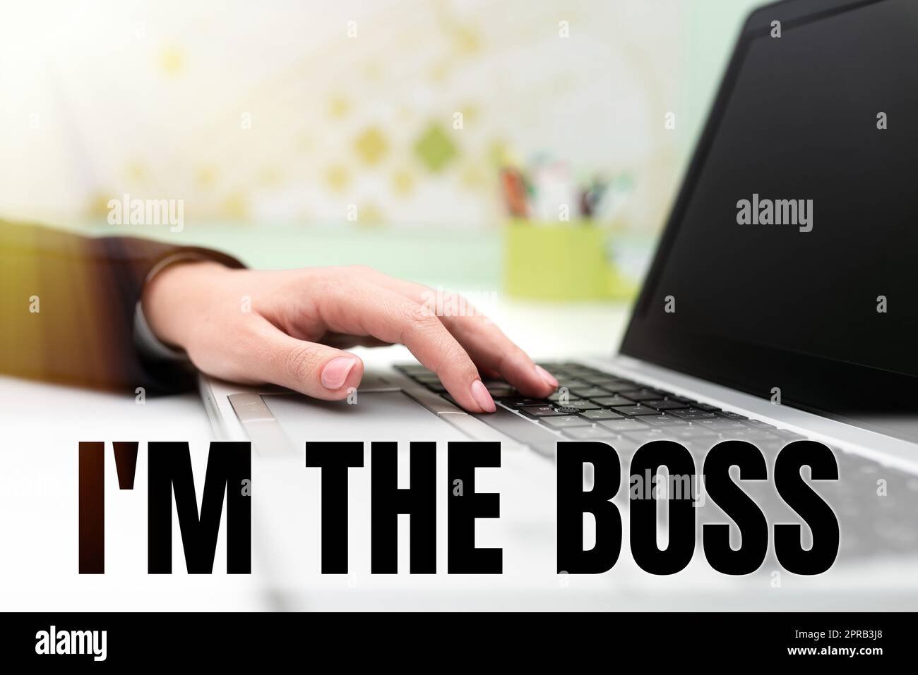 Konzeptionelle Darstellung des Aufsatzes. Geschäftsidee ist diejenige, die Aufträge für einen Job oder eine bestimmte Situation erteilt. Geschäftsfrau, die auf der Laptoptastatur am Schreibtisch aktuelle Informationen eingibt. Stockfoto