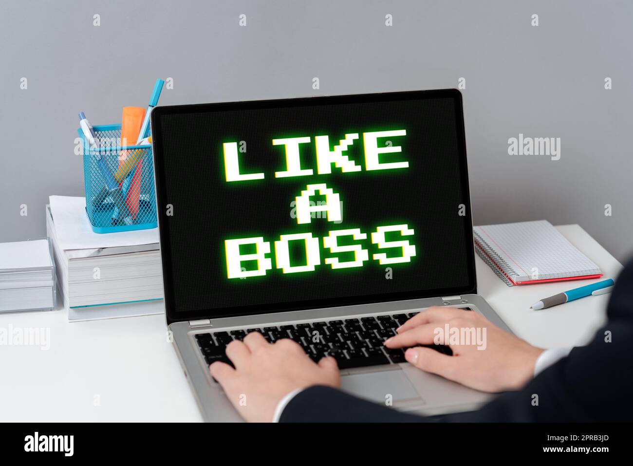 Handschrift wie Ein Boss. Internetkonzept so, als ob Sie die Befehle in der Arbeit oder Situation erteilen Geschäftsfrau, die auf der Laptoptastatur am Schreibtisch aktuelle Updates eingibt. Stockfoto