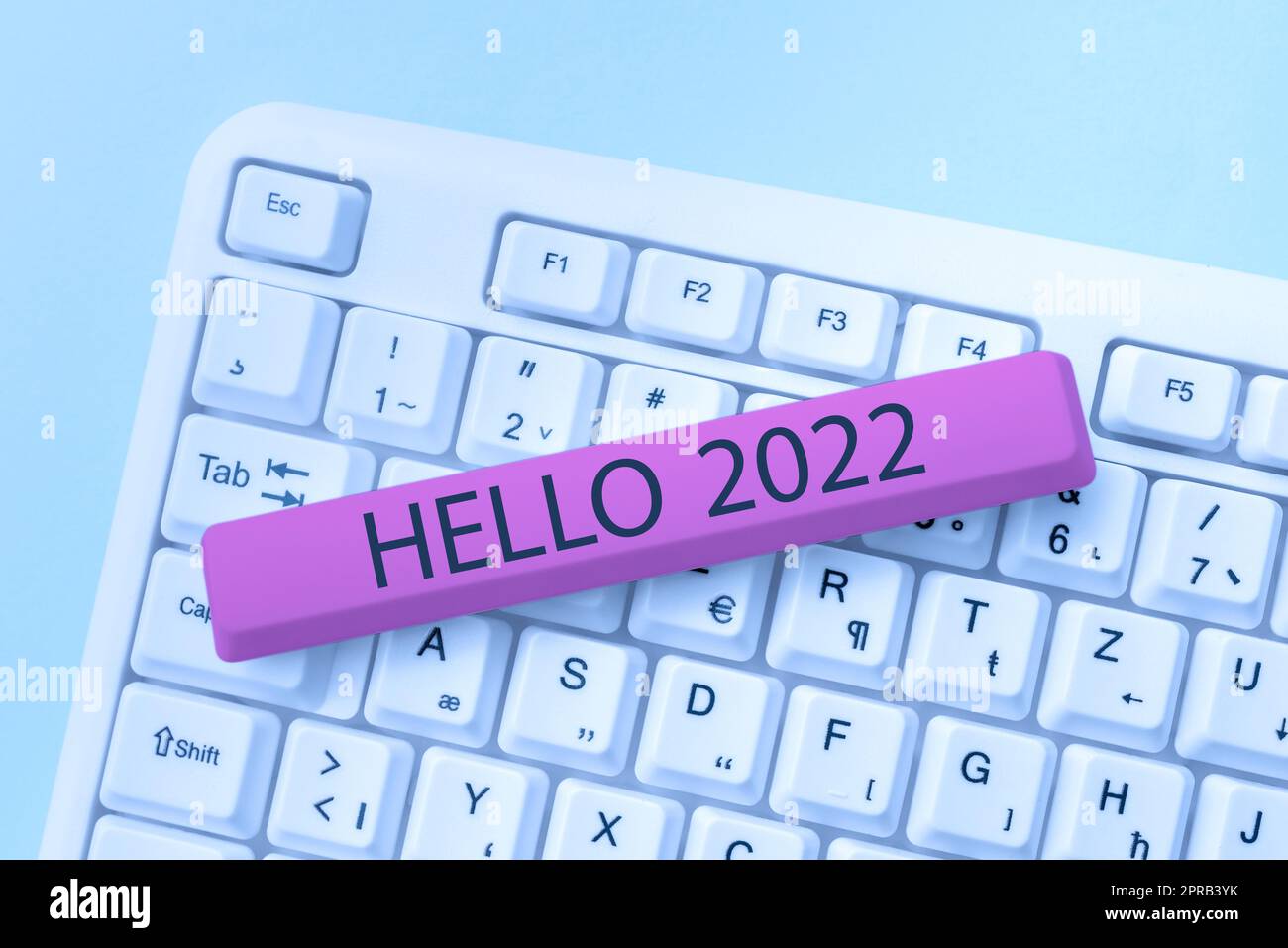 Schild mit Hallo 2022. Wort für die Hoffnung auf eine Größe für das kommende neue Jahr -48636 passieren Stockfoto