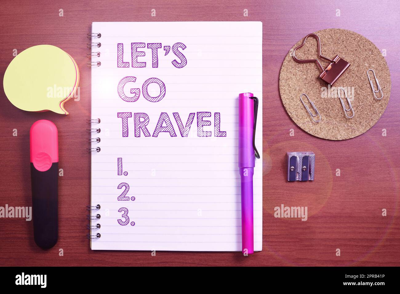 Handgeschriebenes Schild Let S ist Go Travel. Geschäftskonzept Planen Sie eine Reise zu neuen Orten Länder Städte Abenteuer Notizbuch mit wichtiger Nachricht am Schreibtisch mit Bürobedarf. Stockfoto