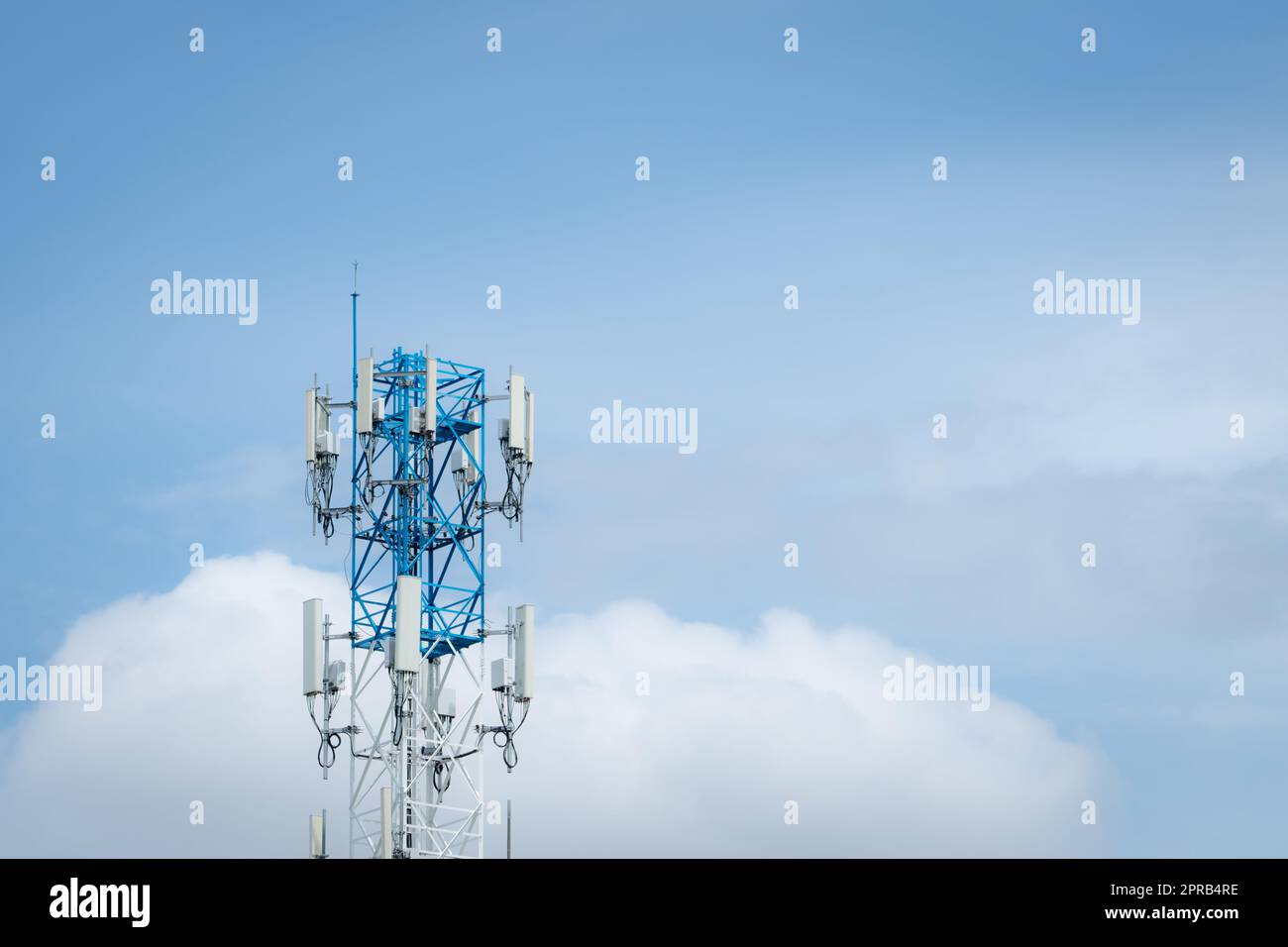 Telekommunikationsausrüstung für 5G-Funknetz. Telekommunikationsturm. Antenne für drahtloses Netzwerk. Sendeturm für Internetkommunikation. Sendeantenne. Mobiltelefon-5G-Antenne. Stockfoto