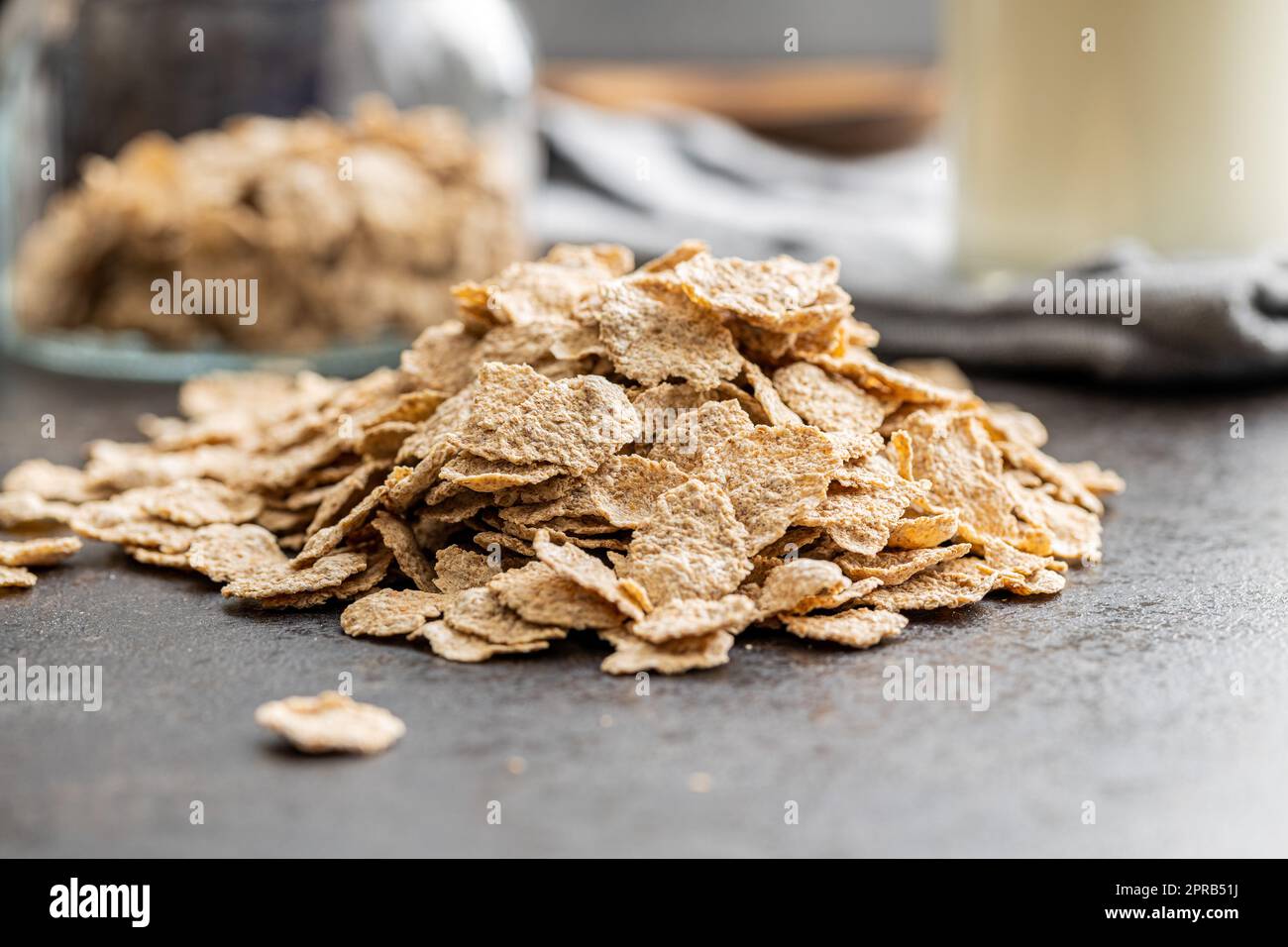Vollkornflocken. Vollkornfrühstück, Müsli, Küchentisch. Stockfoto