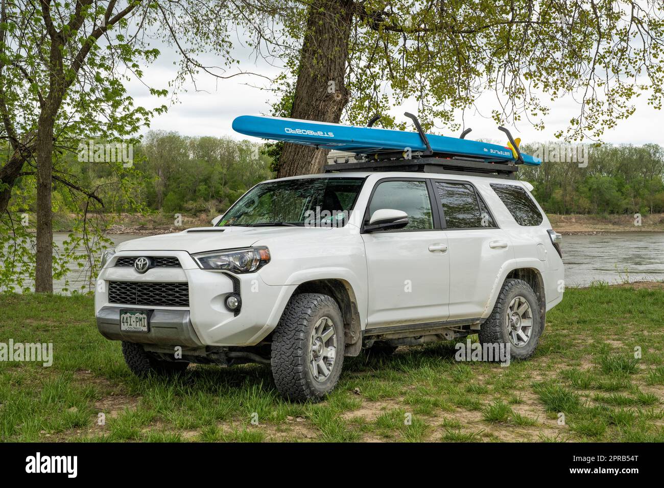 Lupus, MO, USA - 22. April 2023: Toyota 4Runner SUV mit leistungsstarkem Stand-Up-Paddleboard (Steuerbord-Wasserlinie) auf Dachgepäckträgern am Ufer der Miss Stockfoto