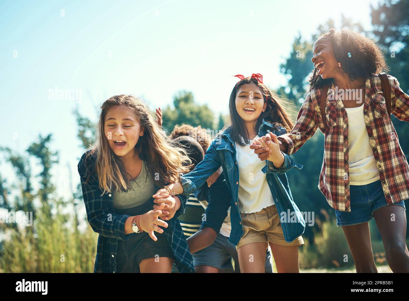 Haltet eure Hüte fest, das Sommercamp ist da. Eine Gruppe von Teenagern, die Spaß im Sommercamp haben. Stockfoto