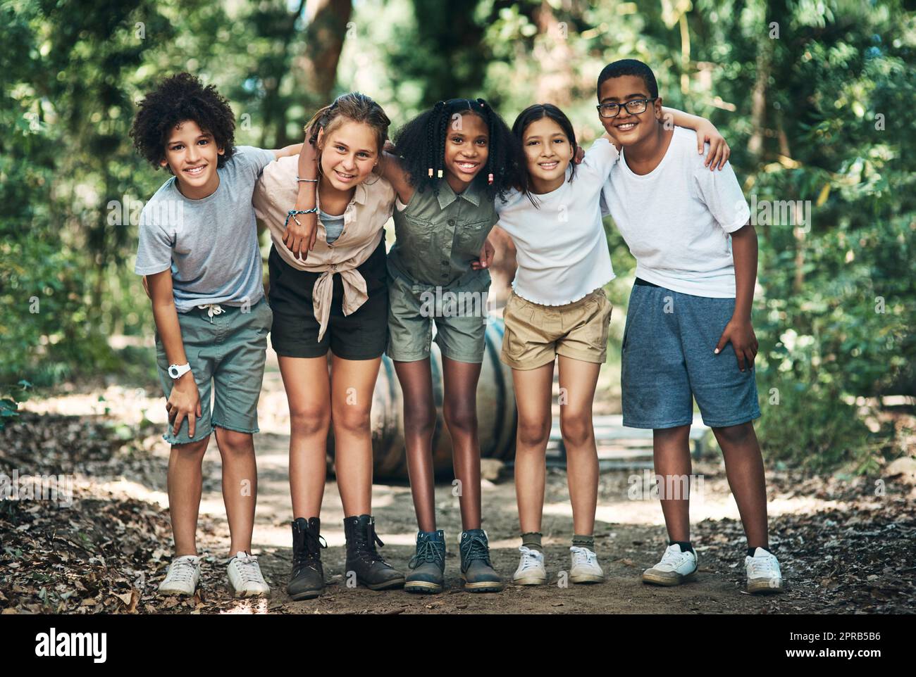 Lustige Zeiten im Wald. Eine Gruppe von Teenagern umarmen sich in der Natur im Sommercamp. Stockfoto