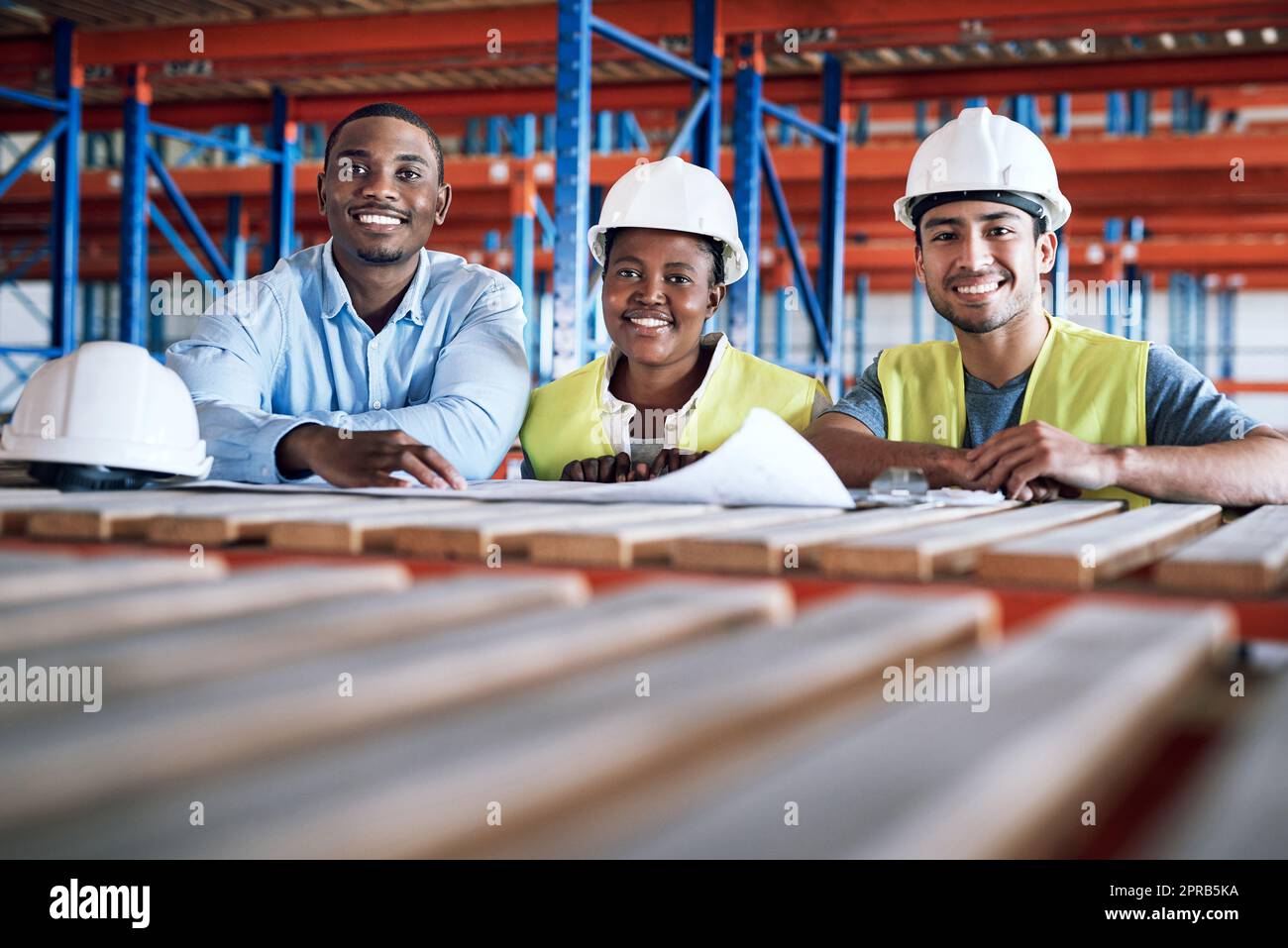 Die richtigen Menschen mit den richtigen Fähigkeiten. Eine Gruppe von Bauherren, die sich auf einer Baustelle treffen. Stockfoto
