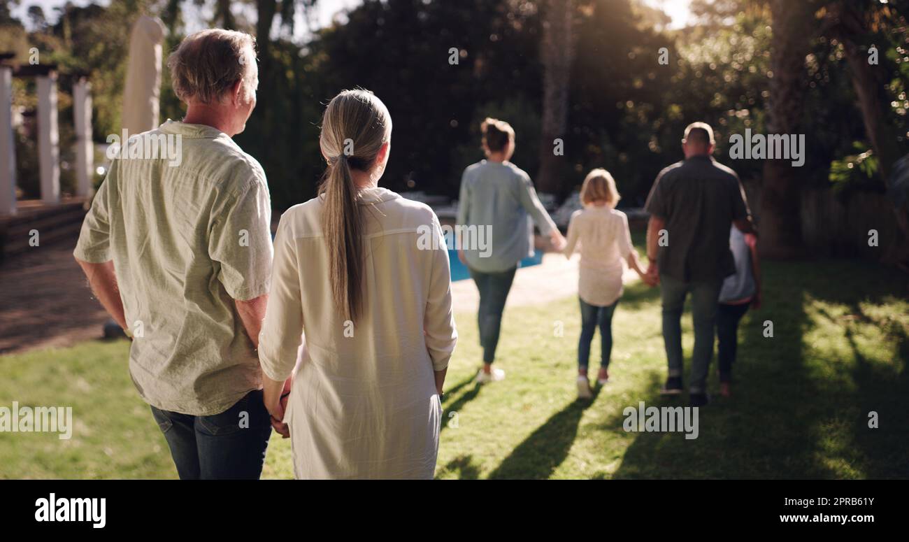 Wir haben gemeinsam ein Traumleben aufgebaut, eine Familie, die den Sonnenuntergang in ihrem Hinterhof genießt. Stockfoto