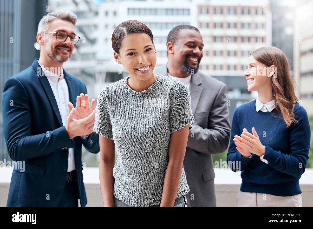 Zu beschäftigt mit der Entscheidung, wer mich bezahlen lassen soll. Porträt einer jungen Geschäftsfrau, die von ihrem Team applaudiert wird. Stockfoto