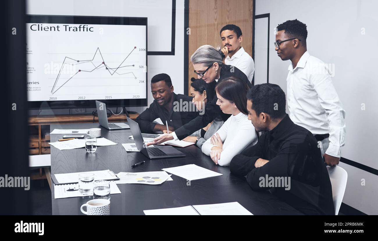 Nur ein paar Änderungen und es verbessert sich. Eine reife Geschäftsfrau, die ihren Mitarbeitern eine Präsentation gibt. Stockfoto