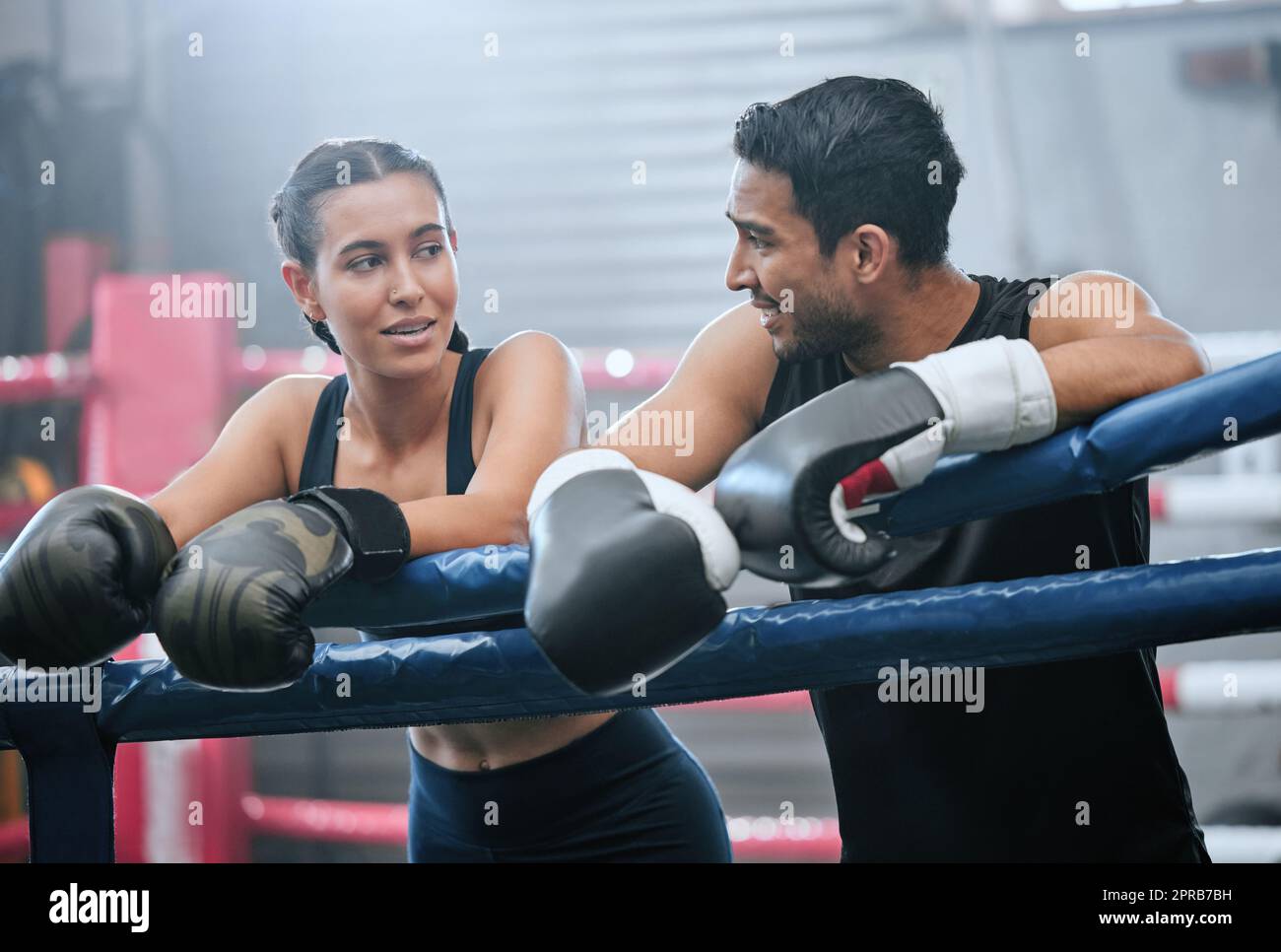 Fit, aktiv und gesund Boxteam Verbunden nach Training, Training und Training in einem Wellness-Center. Sportlicher, sportlicher oder starker Mann und Frau in der Pause vom Kickboxkampf und dem Sportwettkampf im Ring Stockfoto