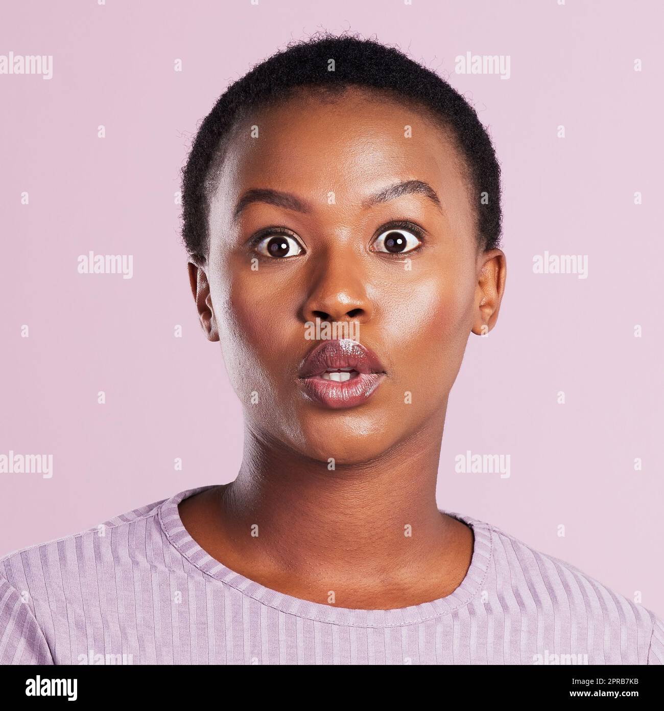 Das ist schockierend. Studioaufnahme einer jungen Frau, die vor einem rosa Hintergrund schockiert aussieht. Stockfoto