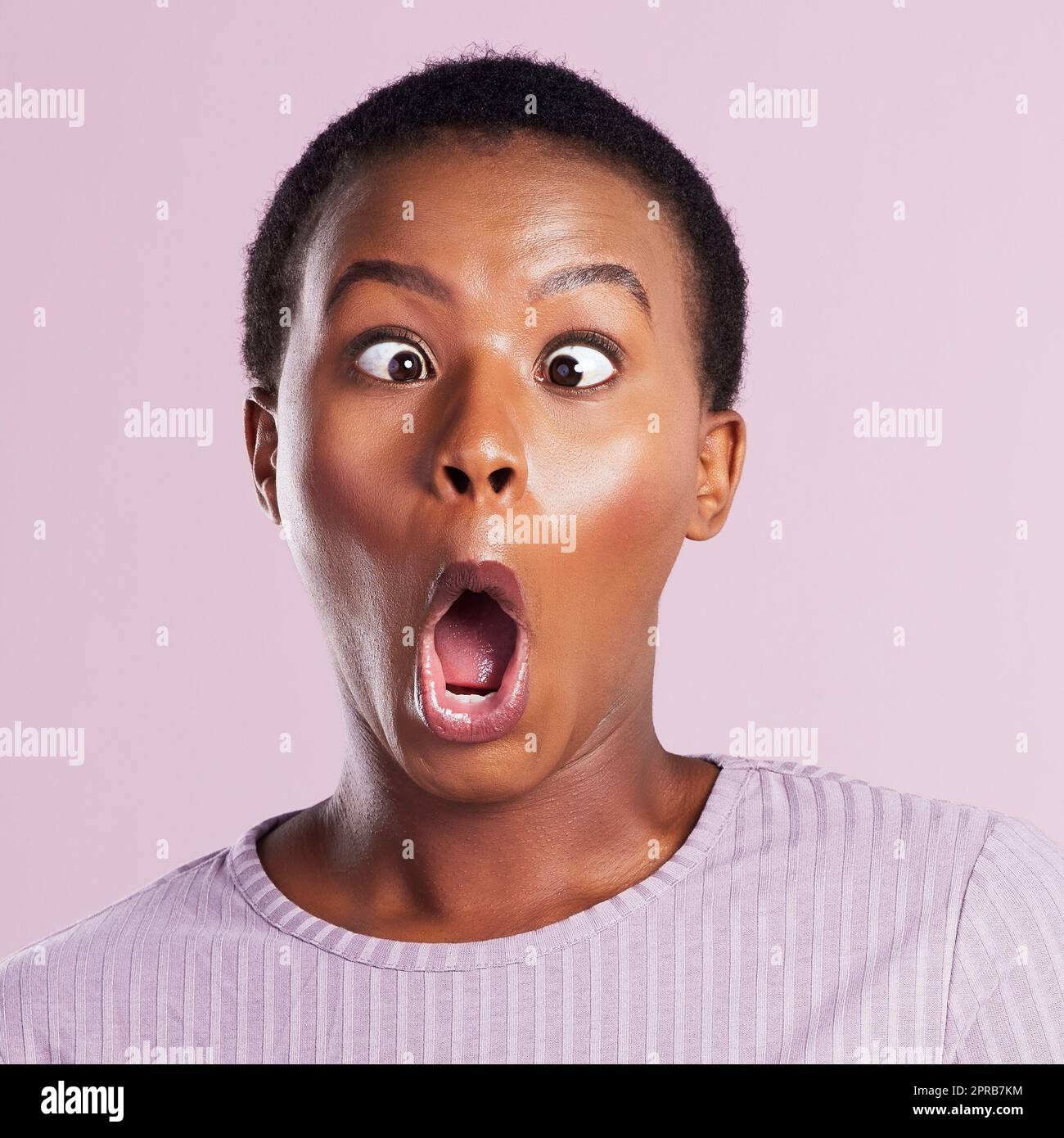 Sillness für die Seele. Studioaufnahme einer jungen Frau, die vor einem rosa Hintergrund ein dummes Gesicht macht. Stockfoto