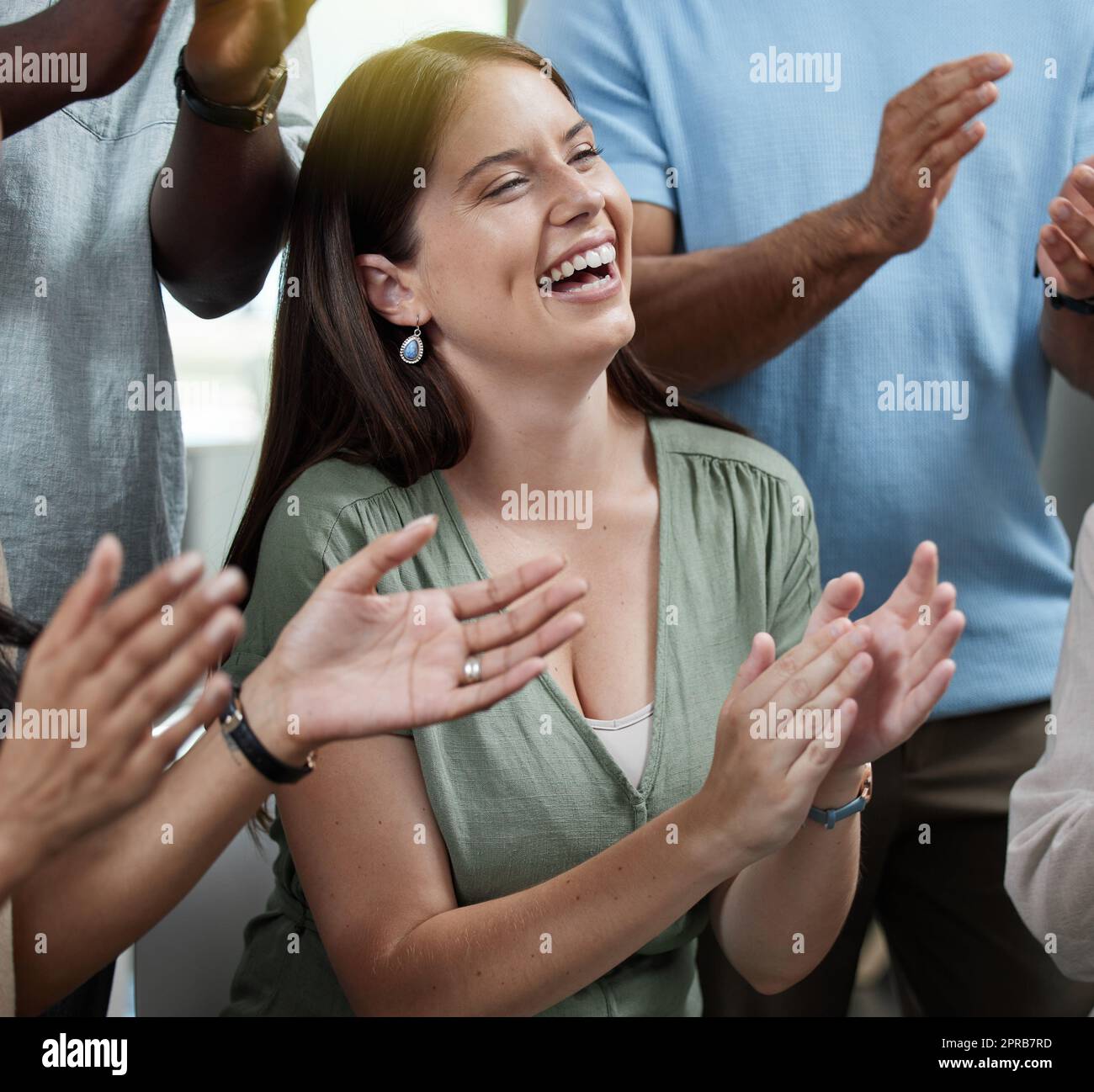 Ich genoss diesen Workshop sehr. Eine junge Geschäftsfrau applaudiert mit ihren Kollegen in einem Büro. Stockfoto