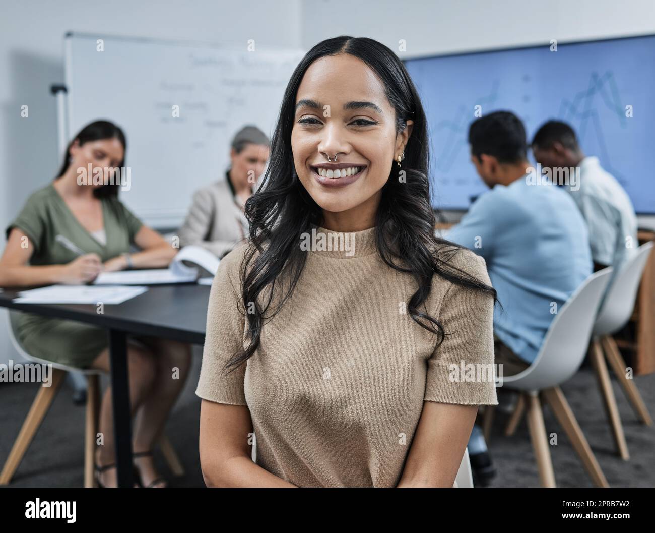 Geschäftstreffen sind so produktiv. Eine Geschäftsfrau bei einem Mitarbeitergespräch mit ihrem Team. Stockfoto