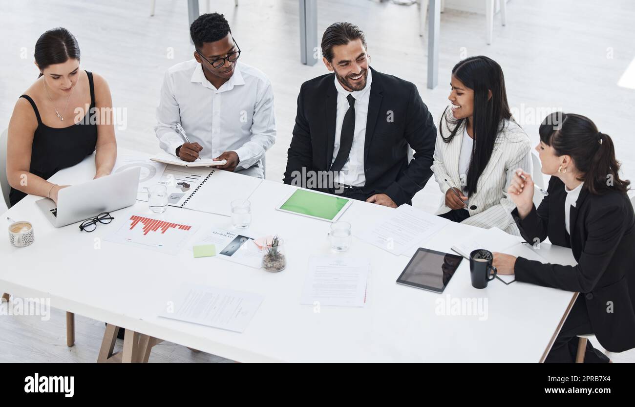 Ihre Teamdynamik funktioniert so gut. Aufnahme einer Gruppe von Geschäftsleuten, die in einem Büro gemeinsam Brainstorming durchführen. Stockfoto