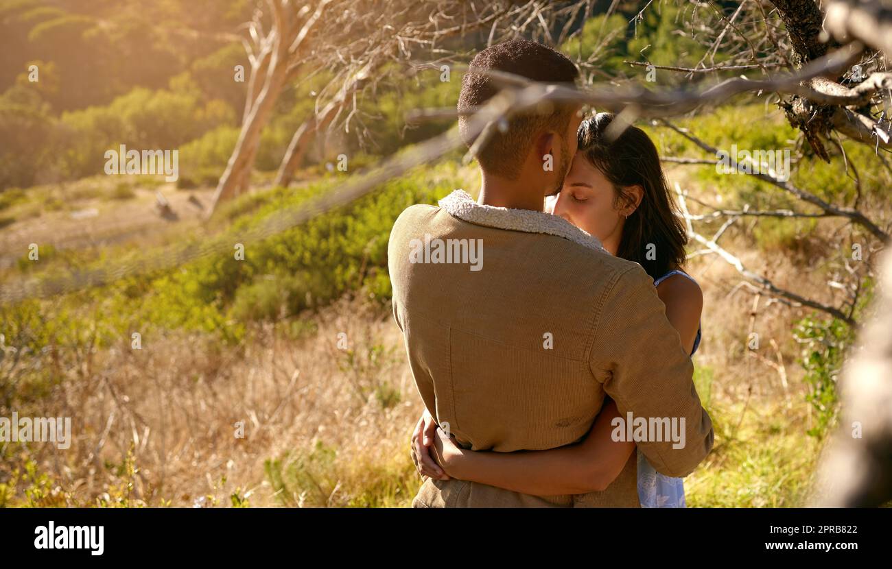 Alles, was wir brauchen, ist Liebe. Ein junges Paar umarmt sich auf einem Date außerhalb der Natur. Stockfoto