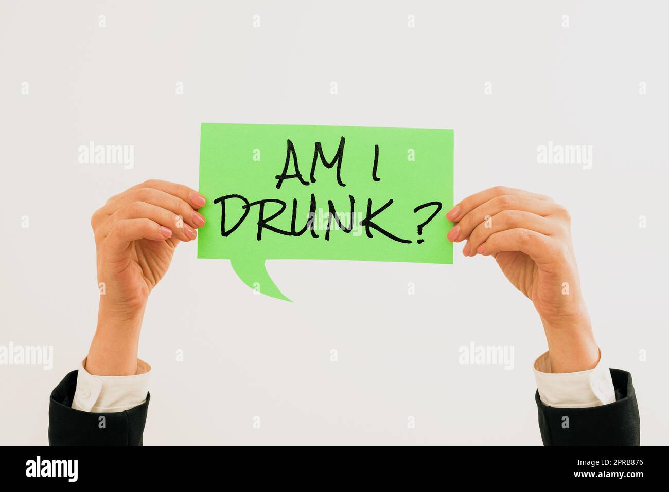 Ein handschriftliches Schild. Bin ich betrunken? Geschäftsidee zweifelhaft, ob mein Alkoholgehalt hoch ist Alkoholismus Geschäftsfrau hält Sprechblase mit wichtigen Botschaften. Stockfoto