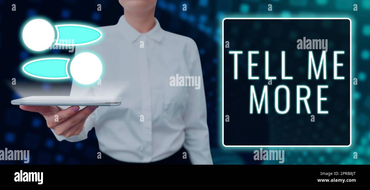 Handschrifttext Erzählen Sie mir mehr. Konzeptfoto Anruf zum Einstieg in ein Gespräch Wissensaustausch Frau hält Pad präsentiert Grafik S mit Datenaustausch. Stockfoto