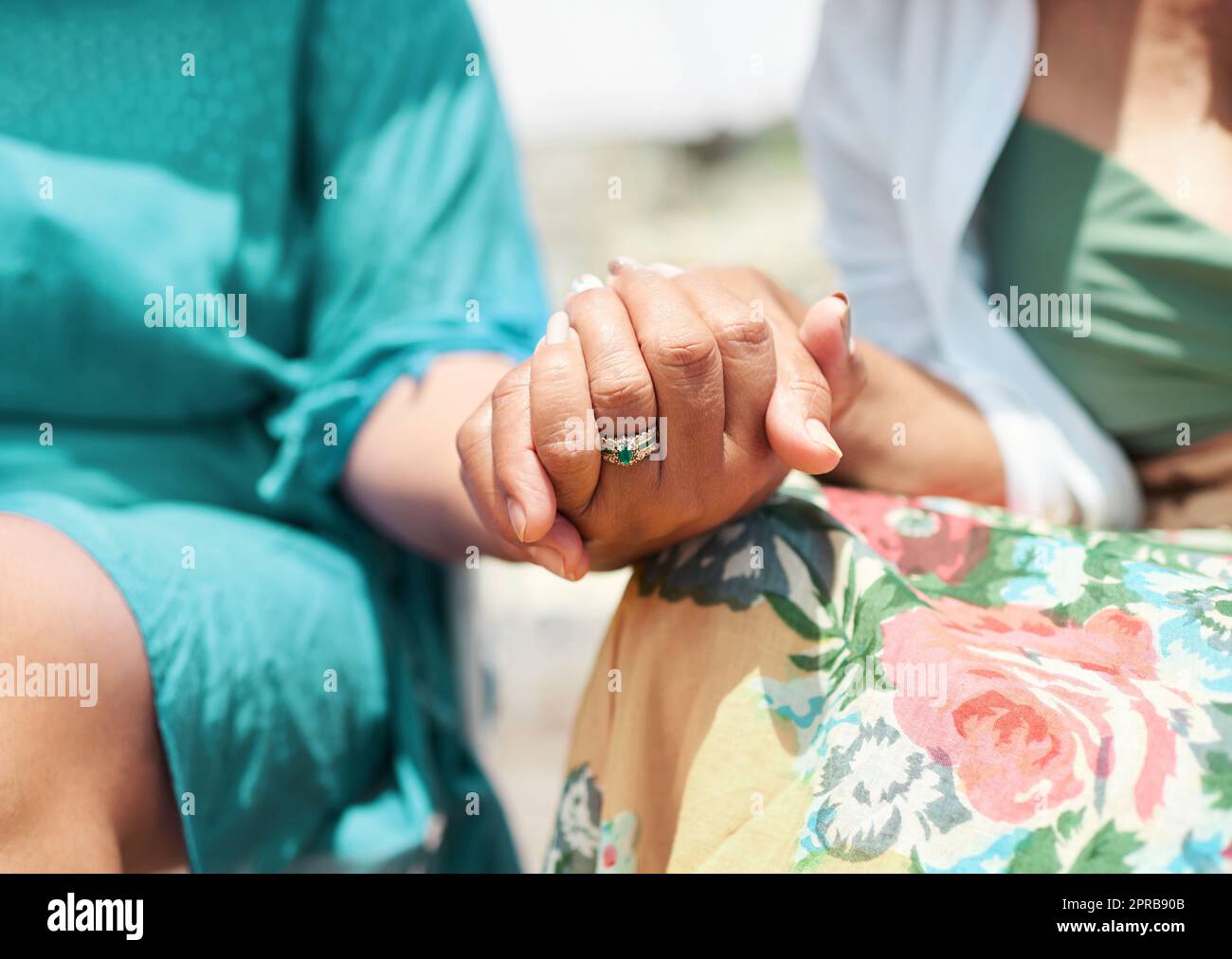 Zwei freunde sitzen am strand Fotos und Bildmaterial in hoher Auflösung Alamy