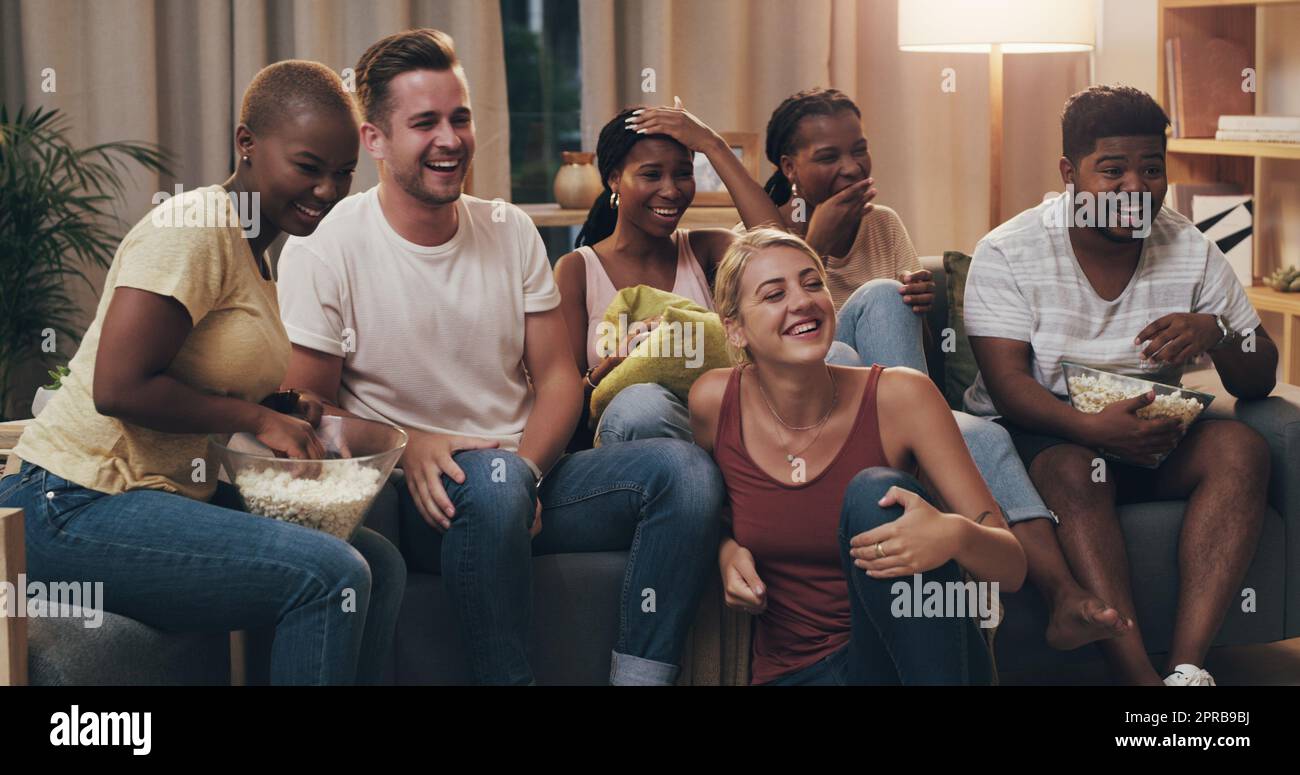 Diese Szene war lächerlich lustig. Eine Gruppe von verschiedenen Freunden, die sich zu Hause in der Lounge erholten. Stockfoto