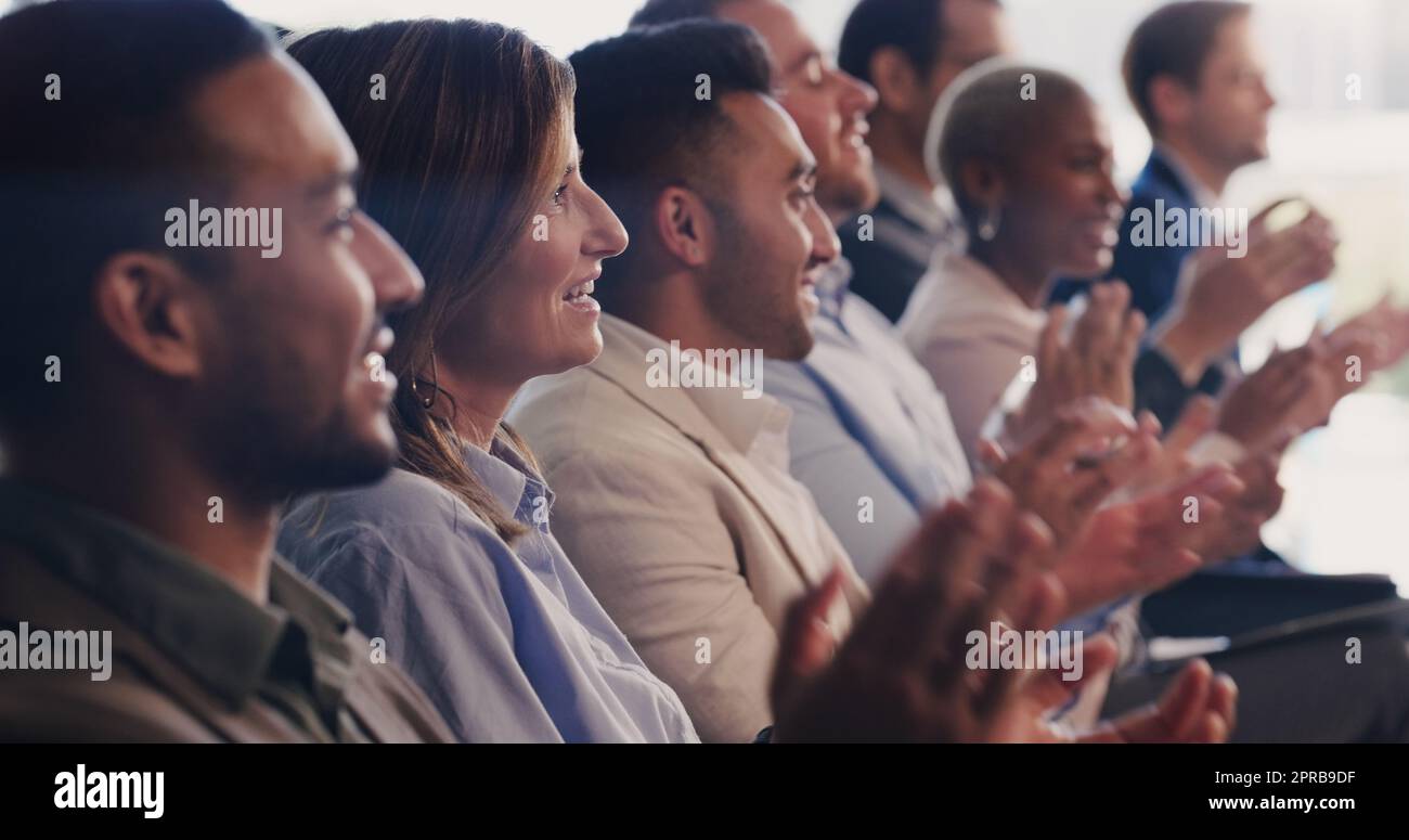 Außergewöhnliche Ergebnisse feiern: Eine Gruppe von Geschäftsleuten klatscht während einer Konferenz in einem Büro. Stockfoto