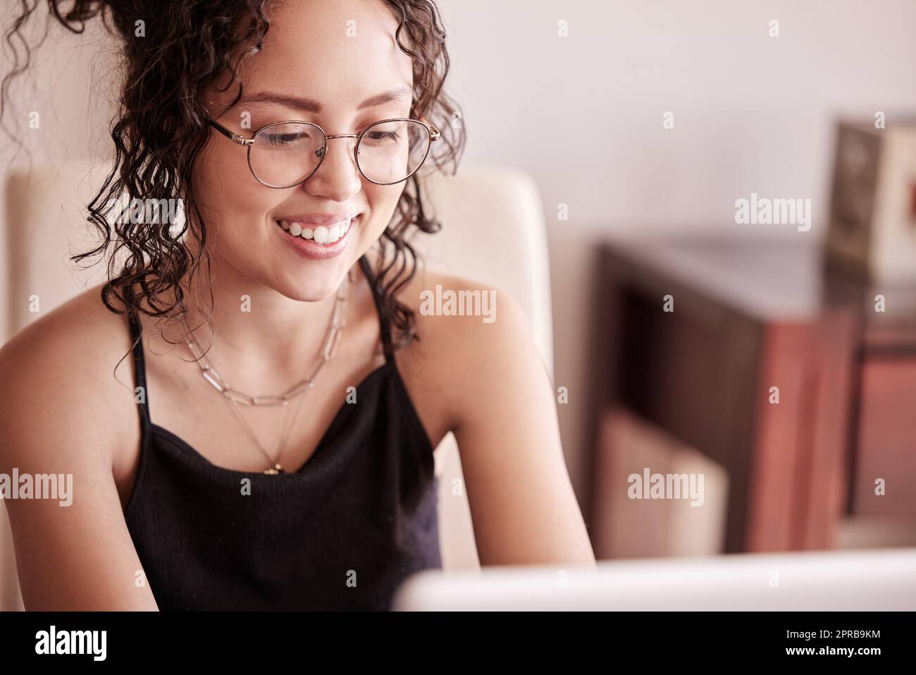 Ich habe heute viel getan. Eine junge Frau, die mit ihrem Laptop zu Hause sitzt. Stockfoto